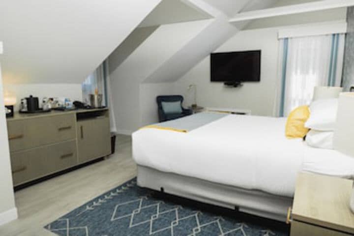 Room 40 of 273