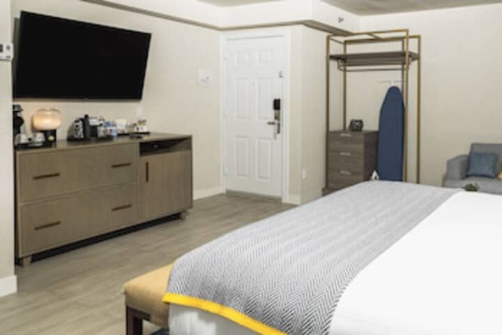 Room 37 of 273